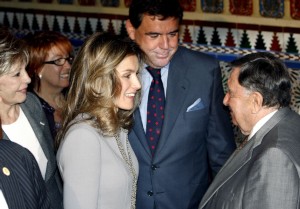 Doña Letizia saluda al presidente de El IMPARCIAL, Luis María Anson.