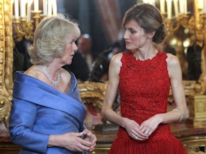 La princesa Letizia y Camila, duquesa de Cornualles y esposa del príncipe Carlos de Inglaterra, antes de la cena que los Príncipes de Asturias han ofrecido al heredero de la Corona Británica y su esposa, esta noche en el Palacio Real. EFE/Alberto Martín