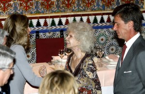 Doña Letizia saluda a la Duquesa de Alba.