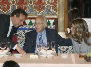 Doña Letizia conversa con Antonio Mingote y Alfonso Ussia.