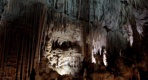 Vista de una de las formaciones rocosas del río subterráneo de Jeita Grotto, una gruta situada en el valle de Kalb, en Líbano. Efe
