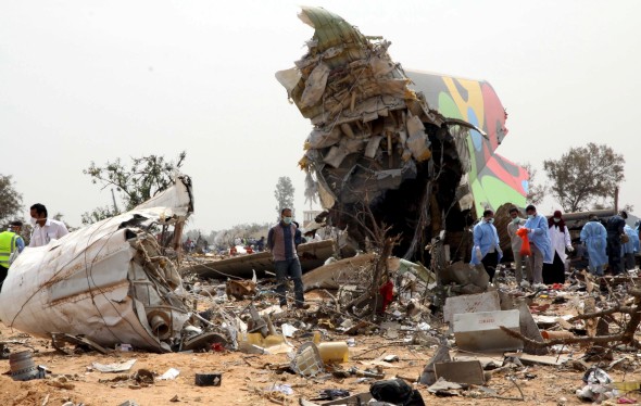 Imagen de los restos del avión accidentado en Libia.
