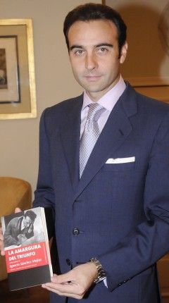 El torero Enrique Ponce con el ejemplar del libro La amargura del triunfo (Foto: Manuel Engo)
