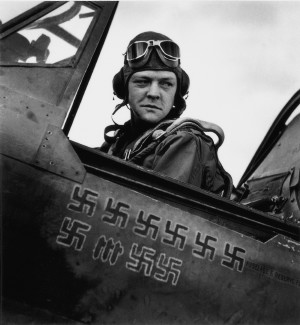 TÚNEZ, ABRIL DE 1943. El piloto Lardner, as de la aviación estadounidense, con las marcas de nueve cazas alemanes y uno italiano derribados. Robert Capa © Cornell Capa, 2001.  MAGNUM