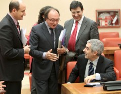 El diputado de IU en el Congreso, Gaspar Llamazares (sentado-d), conversa con los diputados socialistas Luis Carlos Sahuquillo (i), Jesús Membrado (c) y Miguel Tabuyo (d). Efe