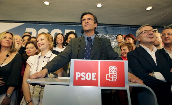 Juan Fernando López Aguilar, acompañado por sus compañeros de partido. Efe