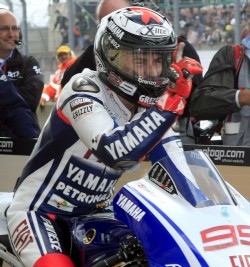 Lorenzo levanta el dedo índice, en señal de victoria en Le Mans