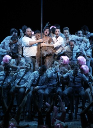 Coro con Michael König (Jim MacIntyre), Measha Brueggergosman (Jenny Smith) y Steven Humes (Alaska-Wolf Joe). Foto: Javier del Real