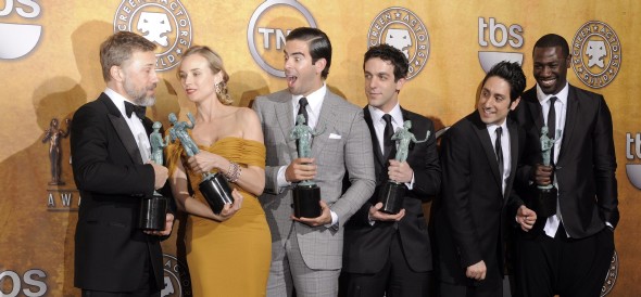 De izquierda a derecha el actor austríaco Christoph Waltz, la actriz alemana Diane Kruger, los actores estadounidenses Eli Roth, B.J. Novak, Omar Doom y Jacky Ido posan con el premio a Mejor Reparto en una película por 'Inglourious Basterds'. Efe