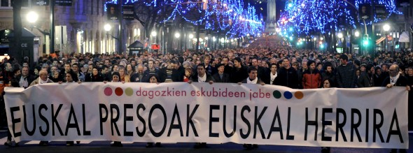 Miles de personas durante la manifestación convocada por varios partidos nacionalistas vascos en Bilbao, para exigir que se respeten los derechos de los presos de la banda terrorista ETA y el final de su dispersión. EFE