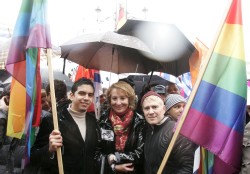 Esperanza Aguirre acompañada con dos miembros de Colega (Efe)