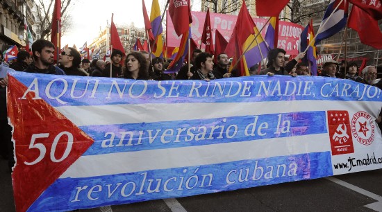 Banderas en la manifestación (Manuel Engo)