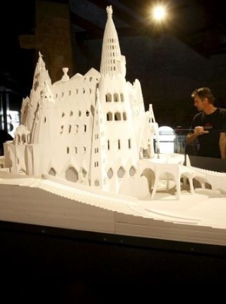 Maqueta del aspecto exterior de la Cripta de la Colonia Güell (Efe)