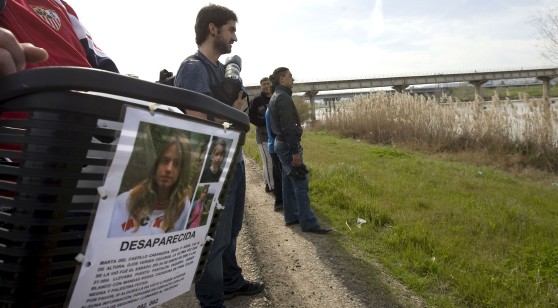 Los buzos rastrean el río Guadalquivir, en las labores de búsqueda de Marta del Castillo, la joven sevillana de 17 años desaparecida el 24 de Enero. Efe