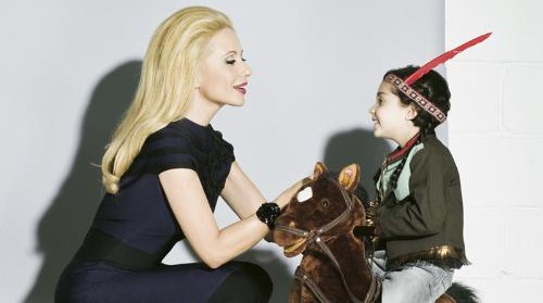 La cantante Marta Sánchez juega con su pequeña. (Elle)