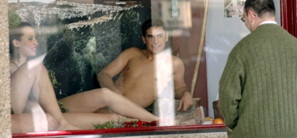 Una tienda de Martos promociona su lencería con modelos de carne y hueso. EFE