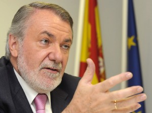 Jaime Mayor Oreja durante la entrevista con EL IMPARCIAL en la sede del PP en la calle Génova. (Manuel Engo)