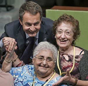 Zapatero, con unas jubiladas, el día que prometió que los mayores tendrían representación en el Pacto de Toledo.