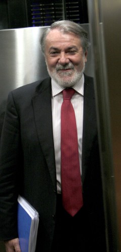 El cabeza de lista del PP a las elecciones al Parlamento Europeo, Jaime Mayor Oreja, a su llegada al Comité de Dirección del Partido Popular. Efe