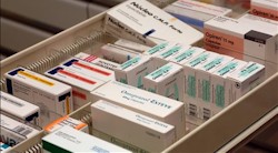 Un cajón con medicamentos.