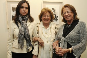 Tres generaciones: Mercedes Gómez-Pablos (dcha.) junto a su madre Lucía Maristany (centro) y a su hija Jacinta (izda.). MANUEL ENGO