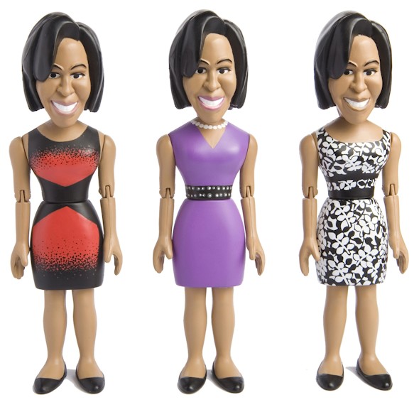 Fotografía de cortesía suministrada hoy, 13 de octubre de 2009, por Jailbreak Toys que muestra tres muñecas con la imagen de la primera dama de EE.UU. Michelle Obama. Una empresa fabricante de juguetes pondrá a la venta el mes próximo una muñeca de la primera dama de EE.UU., que lucirá un sello distintivo: los brazos al descubierto. La muñeca de unos 15 centímetros de altura se venderá a un precio de 12,99 dólares cada una y se unirá a las ya existentes del presidente Barack Obama y de las hijas de la pareja, Sasha y Malia. EFE/ Jailbreak Toys