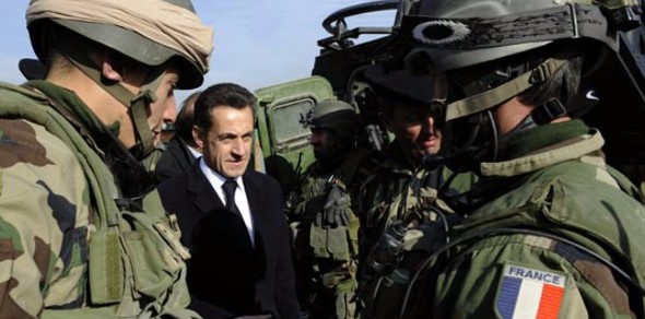 Sarkozy acompañado de dos militares