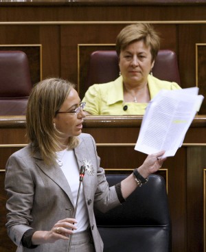 La ministra de Defensa, Carme Chacón, durante su intervención en la sesión de control al Gobierno del pleno del Congreso. EFE/Sergio Barrenechea