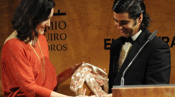 La ministra de Cultura, Ángeles González Sinde le entrega el Premio Paquiro a Morante de la Puebla (Foto: Manuel Engo)