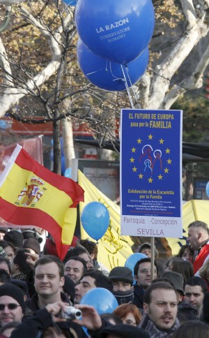Miles de personas han ido llegando desde primera hora de la mañana a la plaza de Lima de Madrid, atendiendo a la llamada del cardenal y arzobispo de Madrid, Antonio María Rouco, para participar por tercer año en el encuentro de las familias. Banderas de distintos países europeos, además de decenas de enseñas españolas, ondean en la plaza y en los alrededores mostrando que la llamada de este año para las familias también de Europa ha recibido respuesta, en una jornada que se dedica especialmente a Juan Pablo II, que será beatificado próximamente por Benedicto XVI. EFE/Victor Lerena