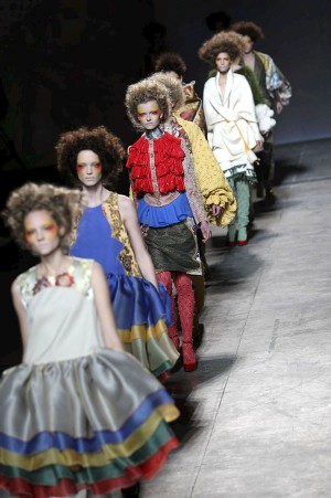 Varias modelos lucen creaciones del diseñador Manuel Bolaño en la primera jornada de la tercera edición del 080 Barcelona Fashion. Efe