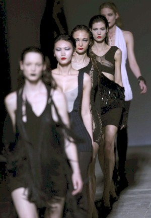 Varias modelos lucen creaciones del diseñador Markfast, en la primera jornada de la tercera edición del 080 Barcelona Fashion. Efe