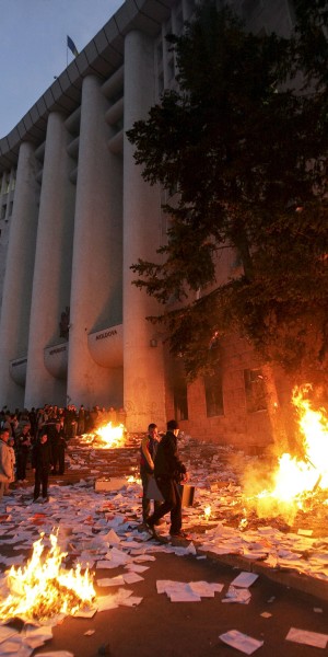 Un grupo de personas quema documentos del Parlamento durante una manifestación anticomunista. Efe