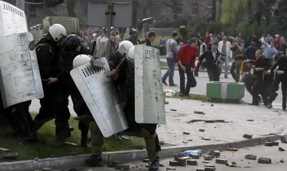 Varios jóvenes opositores denuncian fraude en las elecciones parlamentarias del domingo en Moldavia. Efe