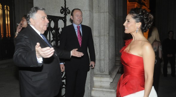 Luis María Anson recibe a las puertas de la Bolsa de Madrid a Blanca Marsillach (Foto: Manuel Engo)