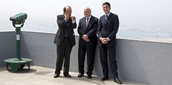 Miguel Angel Moratinos (c), David Miliband (d) y Peter Caruana. Efe