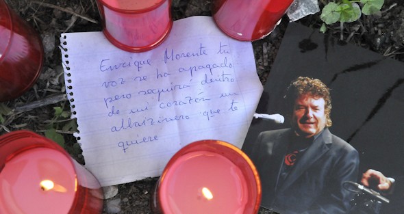 Velas y notas manuscritas recuerdan hoy junto a su casa del Albaicín granadino al cantaor Enrique Morente, fallecido ayer en Madrid.EFE