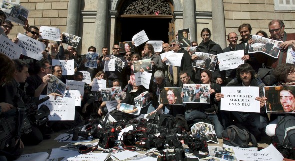 Periodistas frente al Palacio de la Generalitat denuncian agresiones de los Mossos. Efe