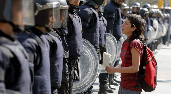 Una joven frente a una barrera de Mossos, el pasado jueves 19 de marzo. Efe