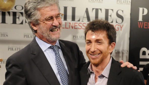 Pablo Motos recoge el premio de manos de Manuel Marín. Manuel Engo