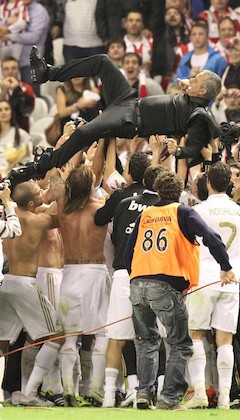Los jugadores mantearon al técnico del equipo campeón. (Efe)