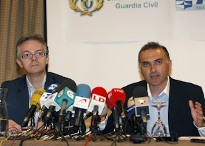 Francisco García (i), presidente de la Unión de Oficiales de la Guardia Civil, y Alberto Moya , secretario general de AUGC, responsables ambos de las asociaciones de guardias civiles convocantes de la manifestación en la que el próximo día 18 iban a exigir la equiparación de su jornada laboral a la de la Policía, durante la rueda de prensa que ofrecieron después de que el Gobierno haya prohibido la marcha al considerarla un acto sindical. EFE/José Huesca