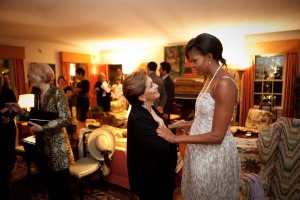 Michelle Obama charla con una de las consortes en la cena de bienvenida. Casa Blanca