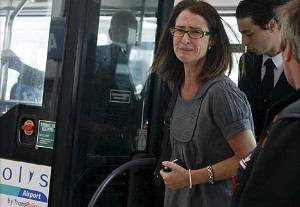 Una mujer no puede contener las lágrimas en el aeropuerto. Efe