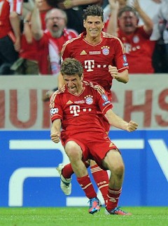 Müller celebra el primer tanto del partido. (EFE)