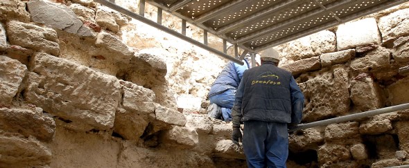 Operarios trabajan en la muralla de León, donde han sido halladas por ahora 25 lápidas romanas (Efe)
