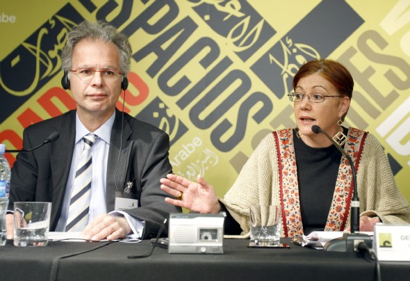 El responsable del Departamento de Igualdad y Derechos Ciudadanos de la Agencia de los Derechos Fundamentales de la Unión Europea (FRA), Ioannis Dimitrakopoulos, y la directora general de la Casa Árabe, Gema Martín Muñoz, durante la presentación en Madrid del Informe sobre la discriminación contra los musulmanes en la Unión Europea elaborado por la FRA. Efe
