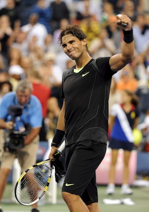 El español Rafael Nadal celebra su victoria en el partido de cuarta ronda del Abierto de Estados Unidos, disputado contra su compatriota Feliciano López en Flushing Meadows, Nueva York (EEUU), el 7 de septiembre de 2010. Nadal ganó por 6-3, 6-4 y 6-4 y pasó a cuartos de final. EFE/Andrew Gombert