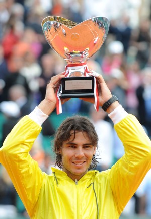 Rafael Nadal posa con el trofeo de vencedor