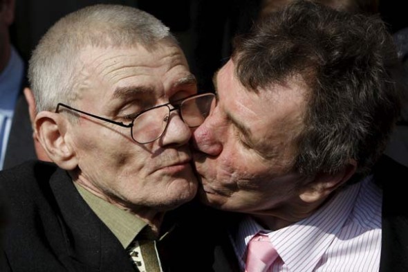 Sean Hodgson es besado por su hermano a la salida del Tribunal de Apelaciones de Londres.